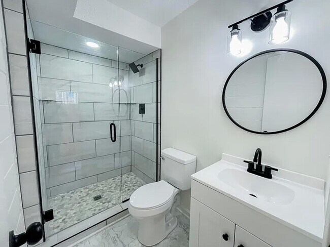 Building Photo - 323 Forrest Glen Rd