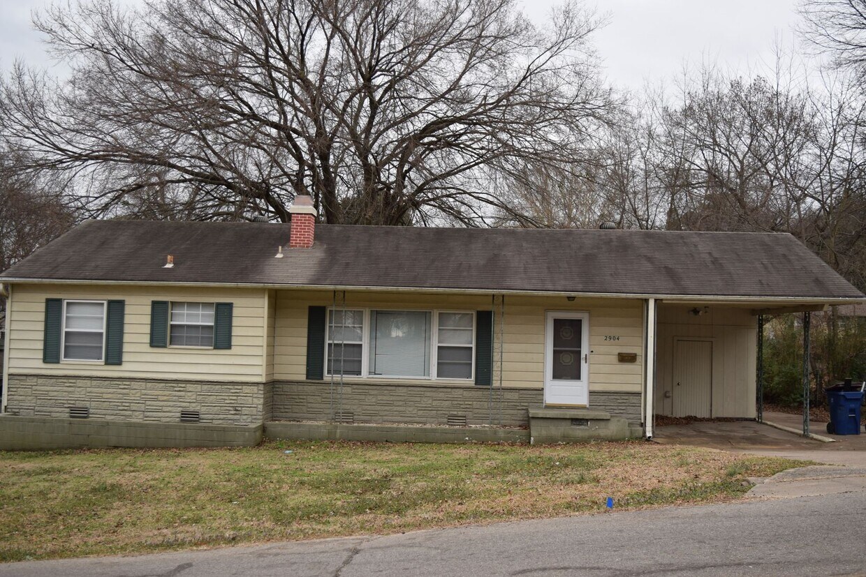 Primary Photo - Cozy Comfort in a Great Location: Spacious...