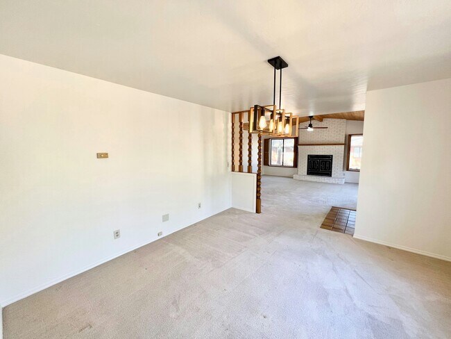 Building Photo - 1404 Pine Tree Ln