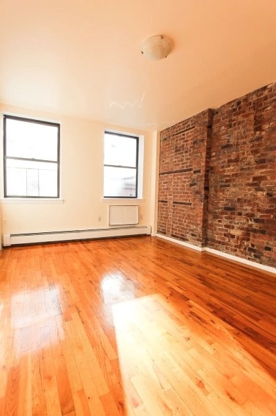 Building Photo - 270 E 10th St