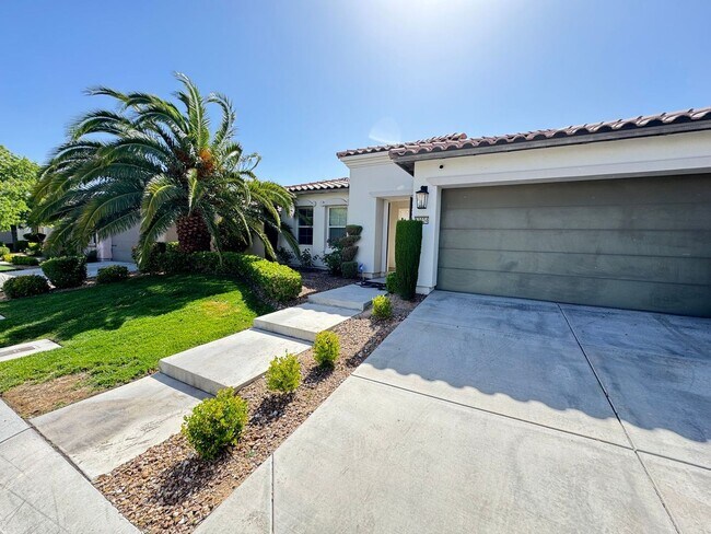 Building Photo - Southern Highlands Gem | 3 Bed, 2.5 Bath w...