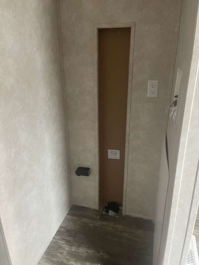 Building Photo - 16 Eastview Dr