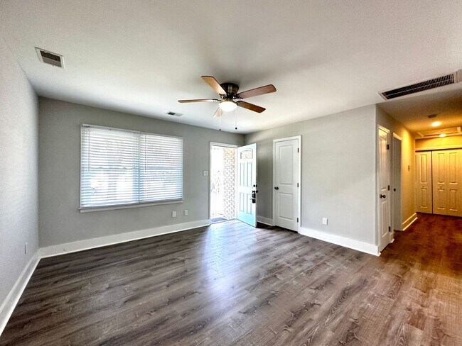Foto del edificio - Gorgeous 3 Bed 1 Bath Renovated Brick Home...