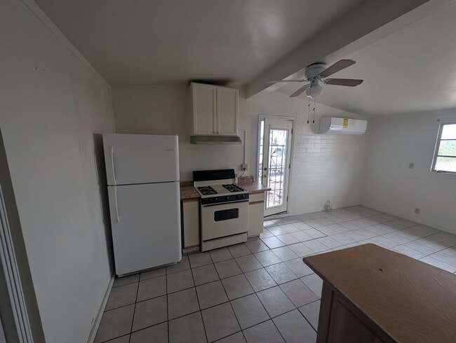 Building Photo - Cute 1 Bedroom 1 Bath Home