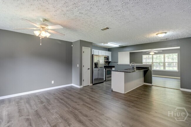 Foto del edificio - 402 Sterling Creek Dr