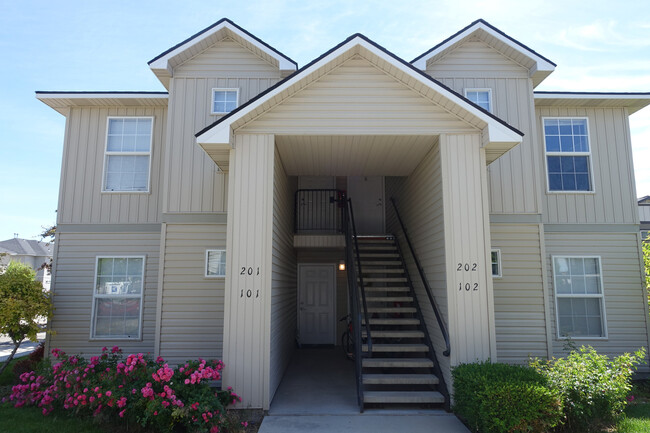 Building Photo - 2-Bedroom/2-Bath Apartment