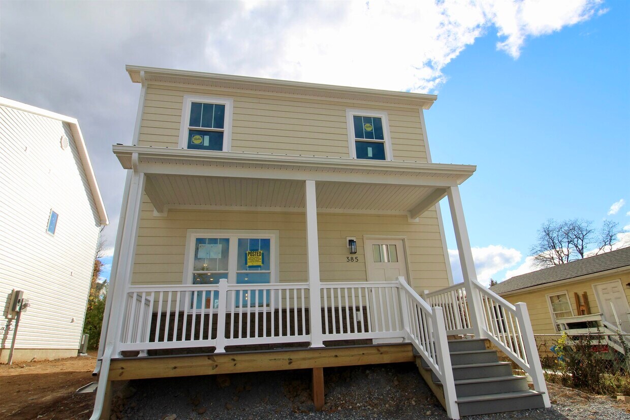 Foto principal - 385 Effinger St