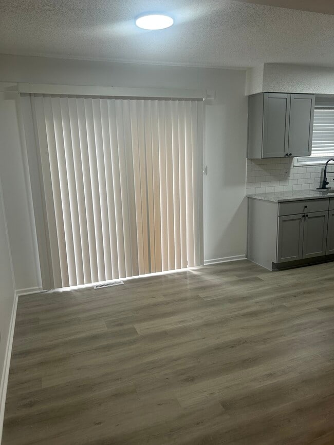 Foto del edificio - 3803 NE Colonial Dr