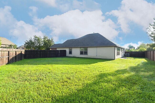 Building Photo - 16543 Sheffield Run Dr