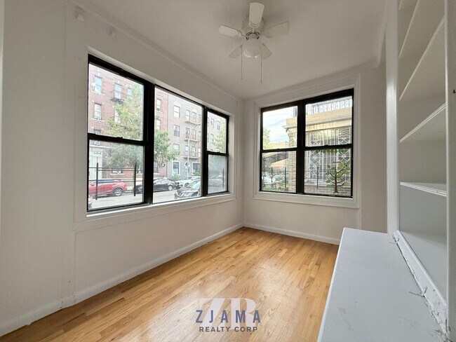 Foto del edificio - 240 Sullivan Pl