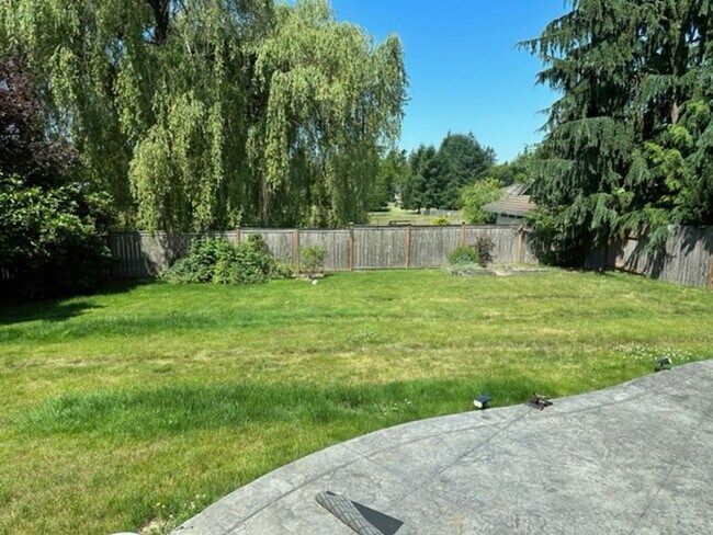 Building Photo - Updated Redmond Rambler For Rent!