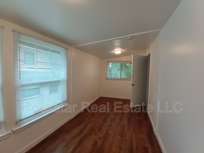Building Photo - 1524 W Gardner Ave