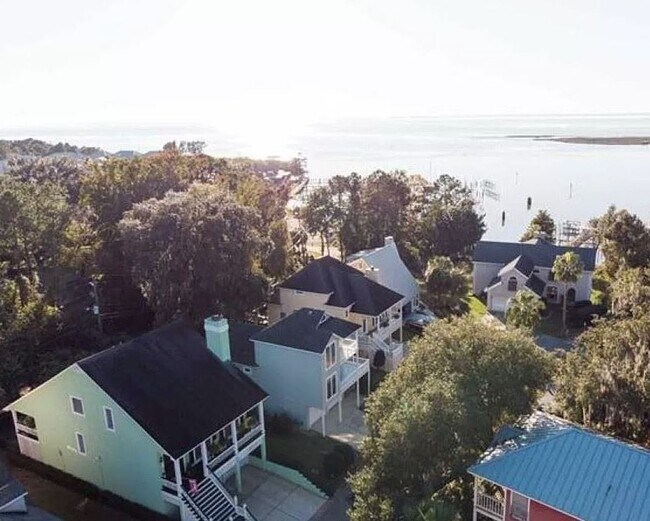 Building Photo - Available 08/20!  3 Level home 3 BD/ 2.5 BTH