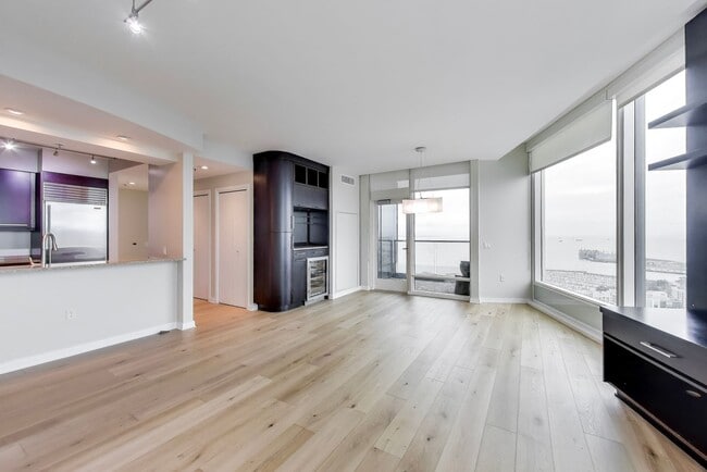 Building Photo - Luxury High-Rise Living | Stunning Bay Bri...