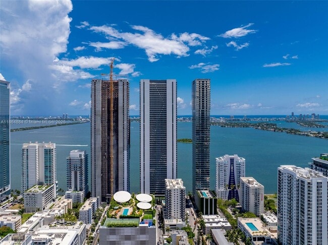 Foto del edificio - 700 NE 24th St