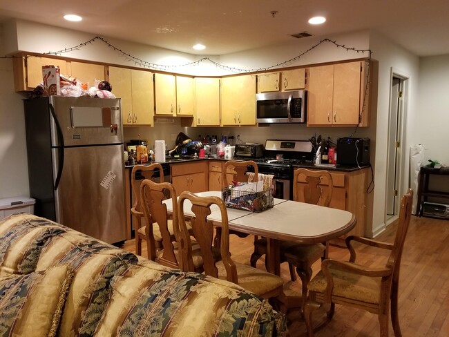 Kitchen with granite counter tops - 1804 N 18th St