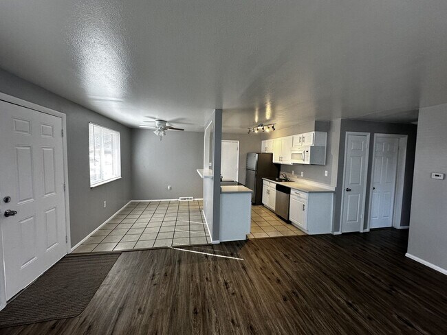 Foto del edificio - Super Cute and fully updated 2 Bedroom dup...