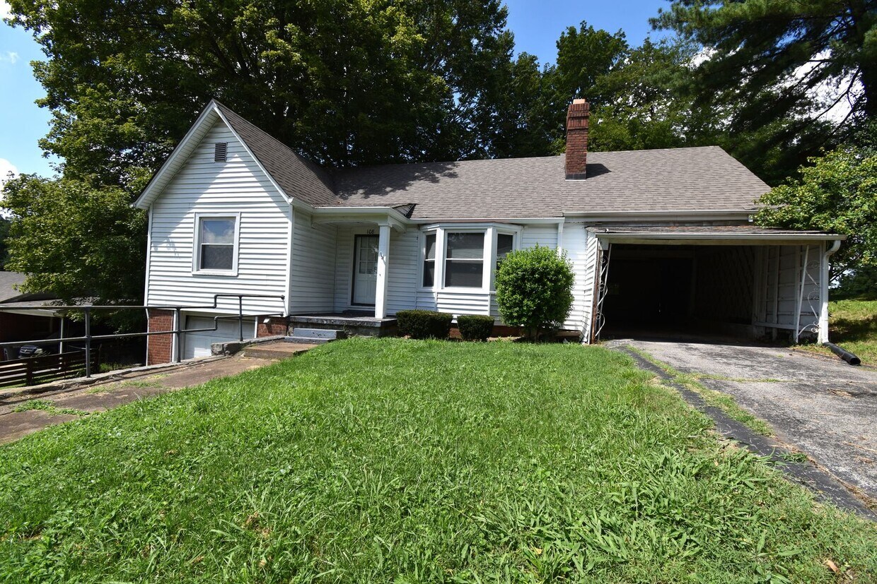 Foto principal - Large 2 Bedroom Home For Rent Near Madison...