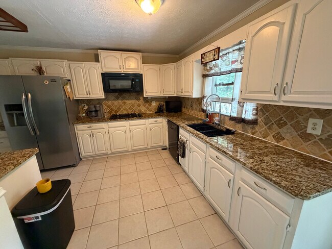 Foto del edificio - Room in House on Lilburn Stone Mountain Rd