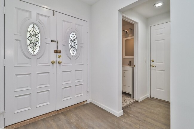 Building Photo - MOVE-IN READY 5BR w/pool + guest unit w/half bath!