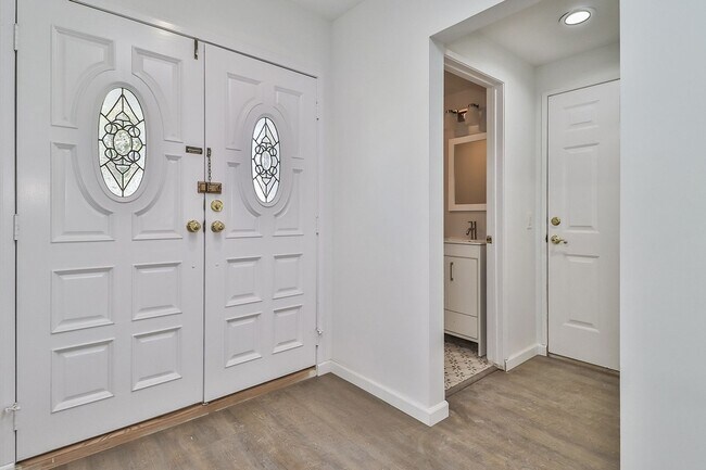 Foto del edificio - MOVE-IN READY 5BR w/pool + guest unit w/half bath!