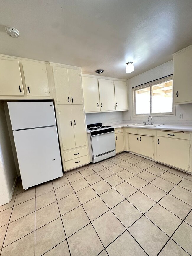 Building Photo - Beautiful House 3RB/1BA Single Family Home with 2 Car Garage & Large Fenced Backyard.