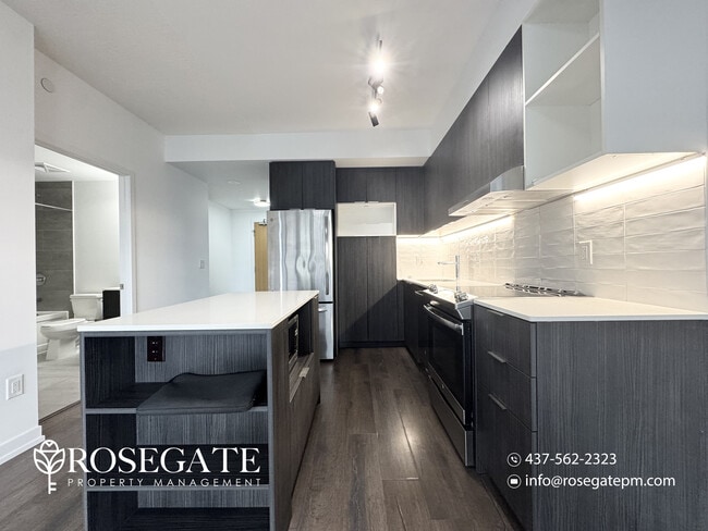 Photo du bâtiment - Modern 1-Bedroom + Den Condo with Balcony ...