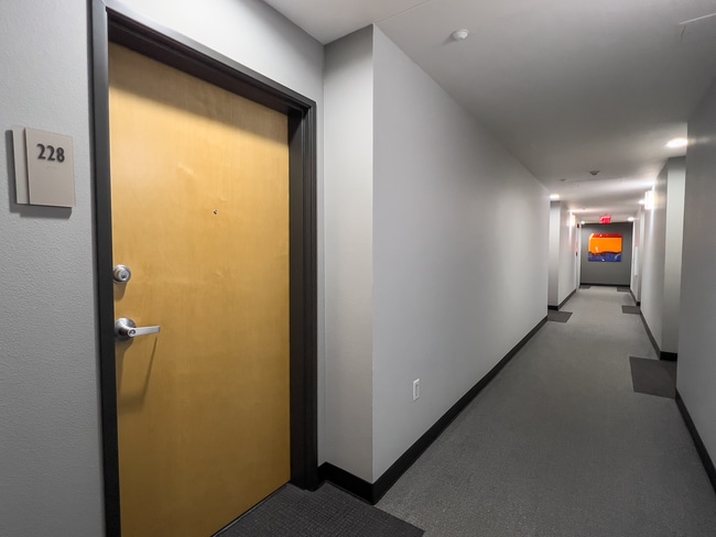 Building Photo - NW 1 Bed 1 Bath + a Den in the Pearl District! Includes W/D, Garage Parking and Storage!