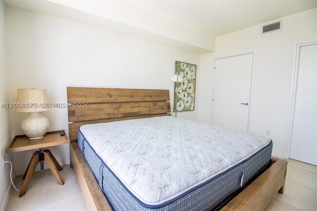 Foto del edificio - 401 N Birch Rd