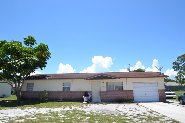 Building Photo - 2754 Seneca Ave