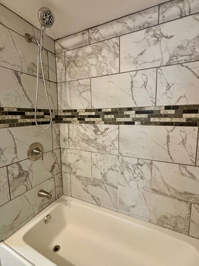 Foto del edificio - WOW! This beautifully updated 3-bedroom won't last!
