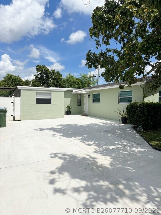 Foto del edificio - 6741 NW 8th St