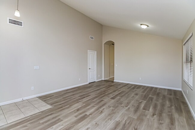 Building Photo - 477 E Devon Dr