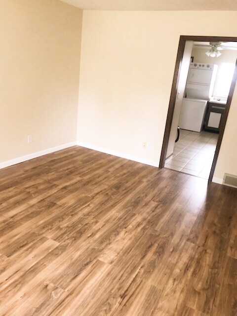 Living room - 420 N 5th Pl