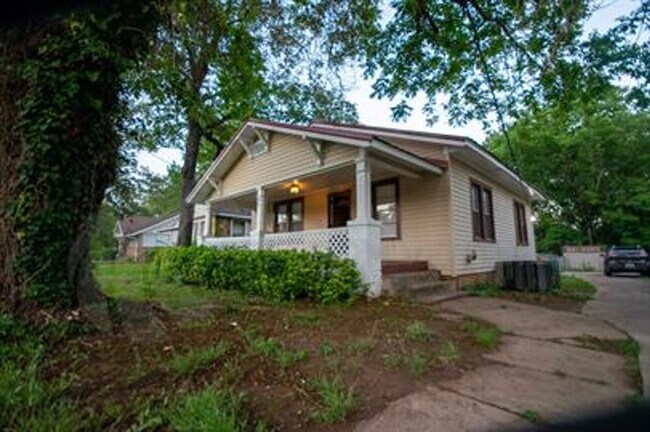 Building Photo - Inviting 3BR/2BA Home with Fenced Yard