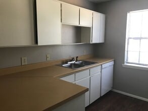 Building Photo - 140-142 Jester Cir