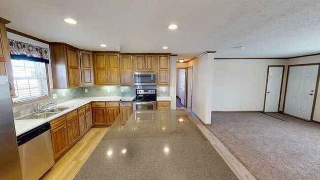 Building Photo - 140 American Ave