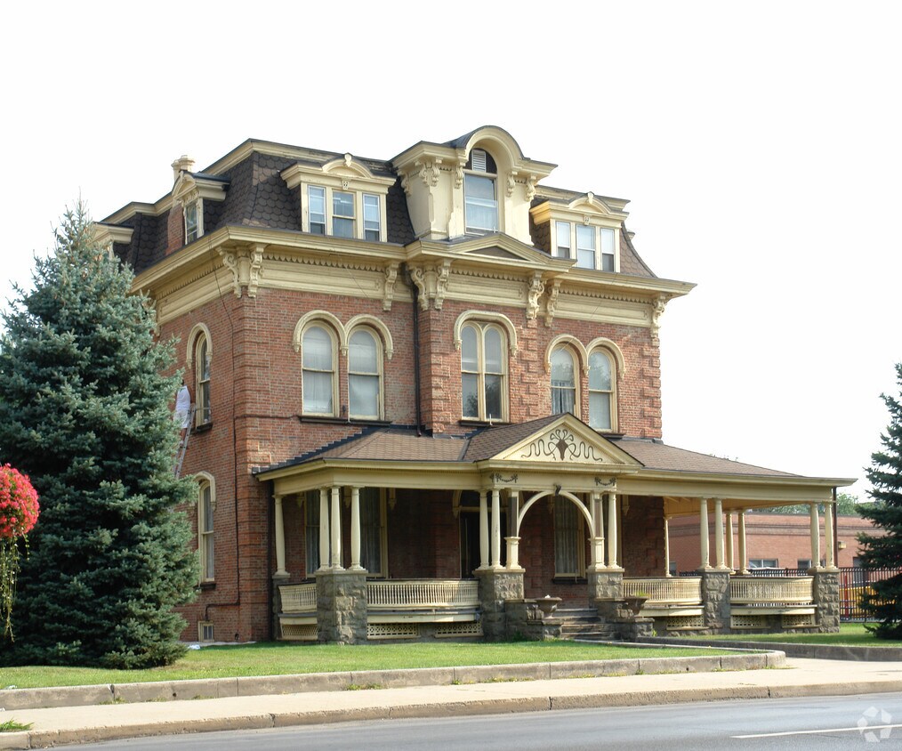 Building Photo - 634 W 4th St