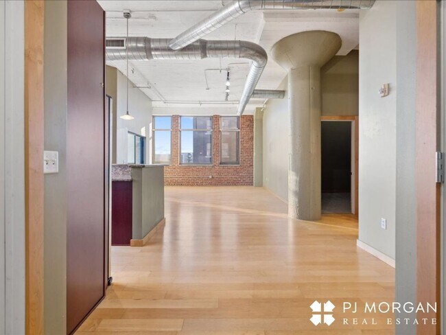 Building Photo - Stunning 2 bed, 2 bath condo
