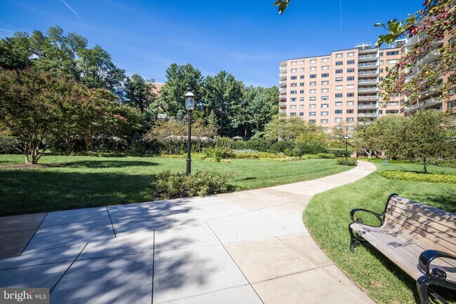 Foto del edificio - 4201 Cathedral Ave NW