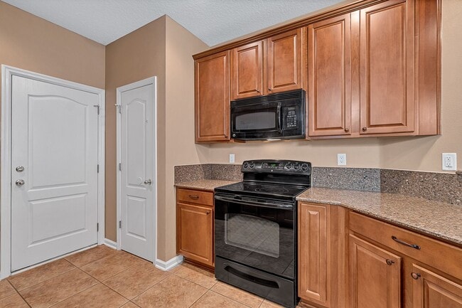 Building Photo - ***TWO WEEKS FREE*** Stylish 3BR Townhome with Garage & Walk-In Closet