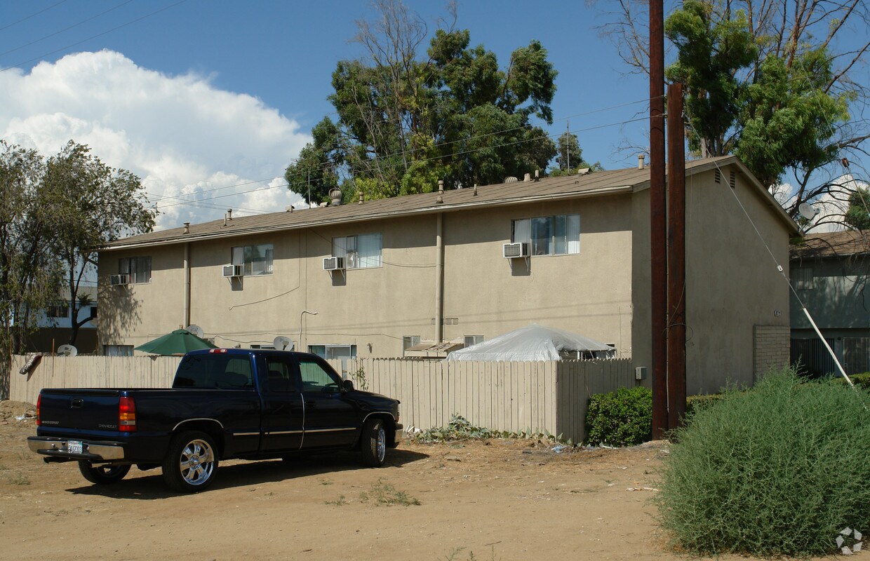 Building Photo - 872 N Cota St
