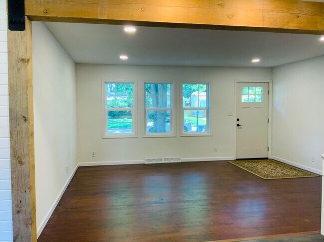 Building Photo - Charming Home in Great Location!