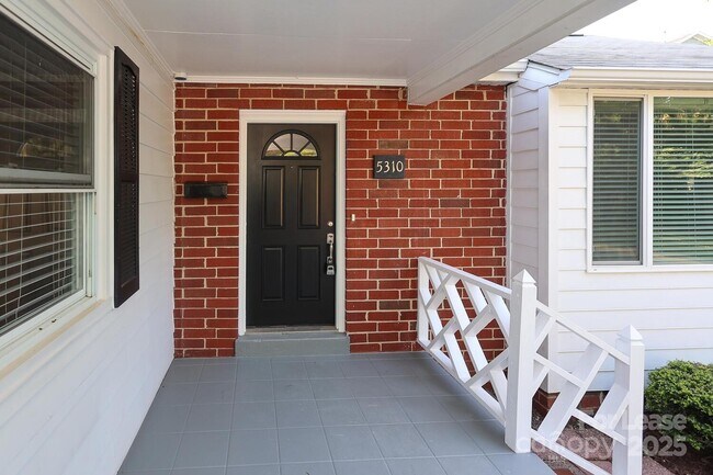 Foto del edificio - 5310 Buckingham Dr