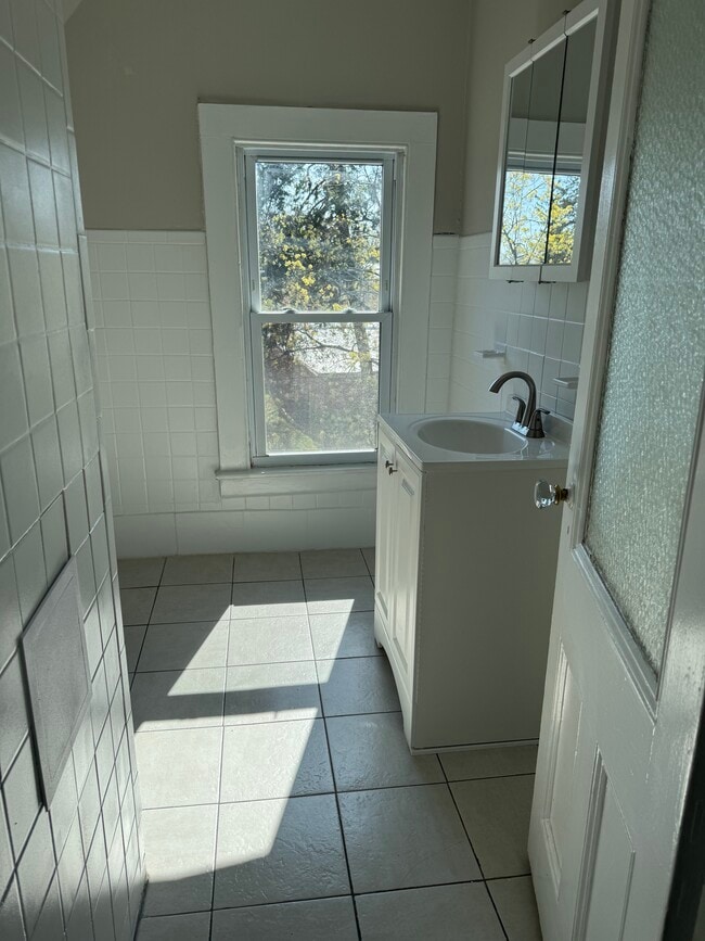 Baño - mueble nuevo - 76 Washington Ave