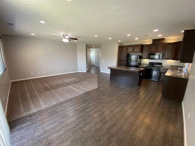 Building Photo - Elegant NW Visalia Home Available Now!