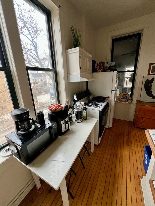 Foto del edificio - 2457 N Drake Ave