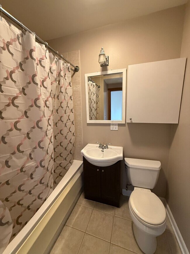 Foto del edificio - 3 Bedroom 2 Bath Apartment in Rogers Park
