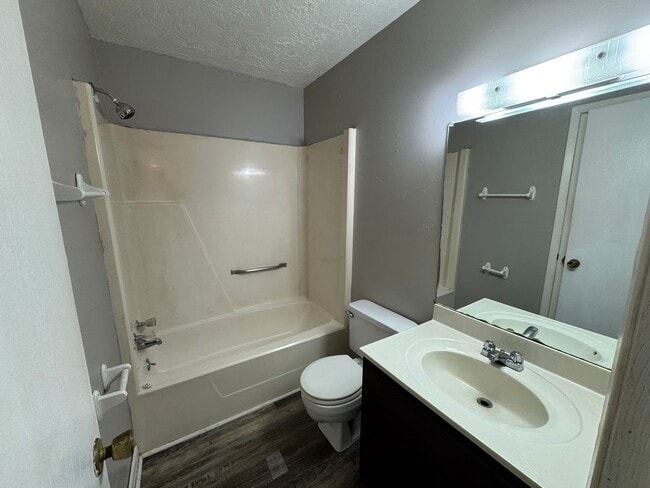 Building Photo - 124 Ivie Cir
