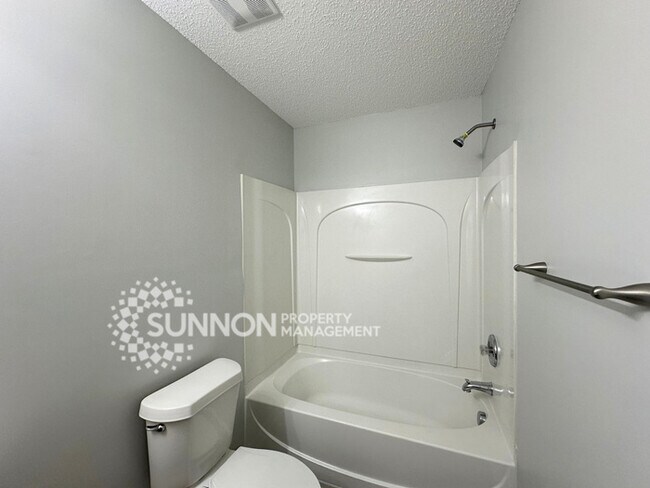 Building Photo - 3 Bedroom 2.5 Bathroom Located in Oak Hill